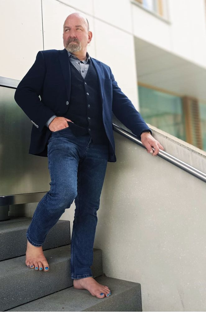 Thomas Nawroth vor einem Geschäftsgebäude