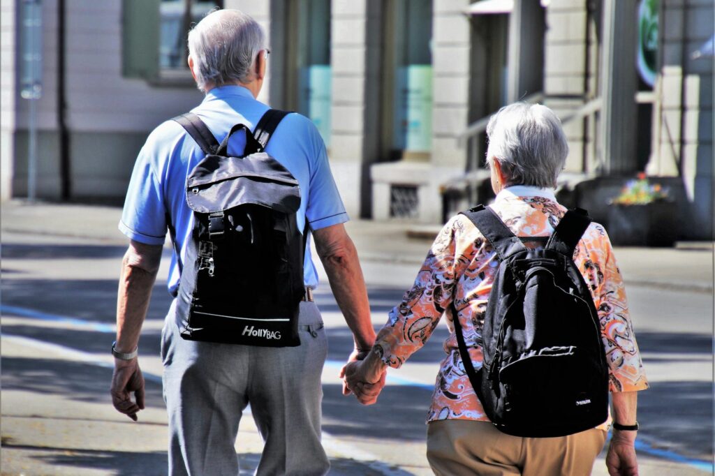 Ein älteres Ehepaar geht durch die Stadt