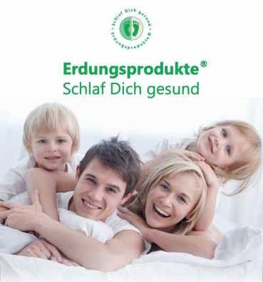 Eine glückliche Familie liegt im Bett. Darüber der Slogan: Erdungsprodukte - Schlaf Dich gesund